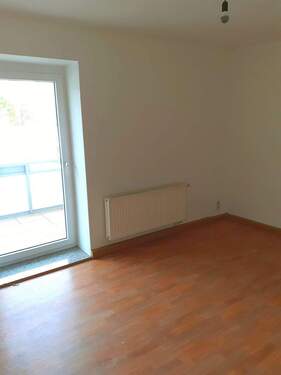 Wohnzimmer - 2 Zimmer Etagenwohnung zur Miete in Oelsnitz/Erzgebirge