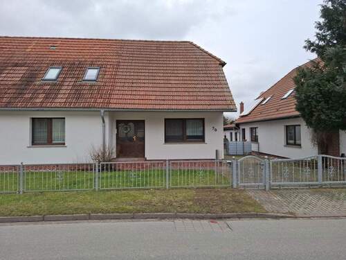 Strassenansicht Haus - 6 Zimmer Doppelhaushälfte in Velgast