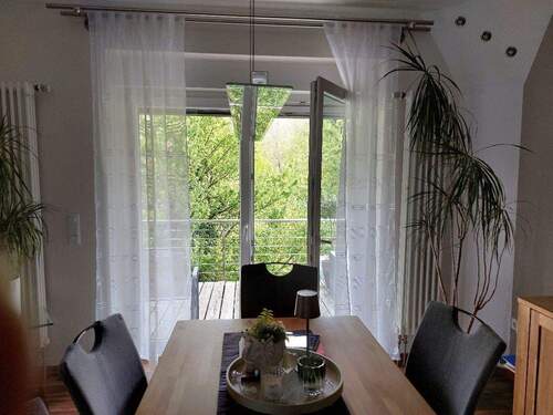großer Wohn-Essbereich mit Zugang zum Balkon - 4 Zimmer Mehrfamilienhaus, Wohnhaus in Rodalben