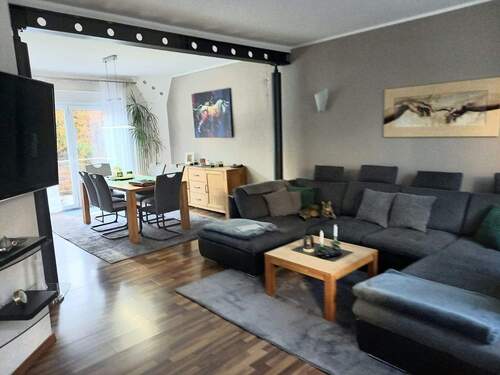 großer offener Wohn-Essbereich mit Balkon - 