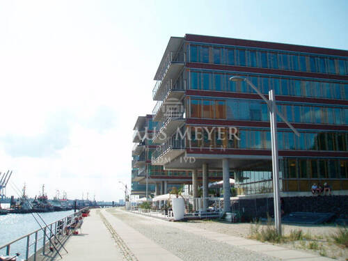 Ansicht - weiter Blick vom Balkon auf Hafen Elbe, repräsentative Büros provisionsfrei