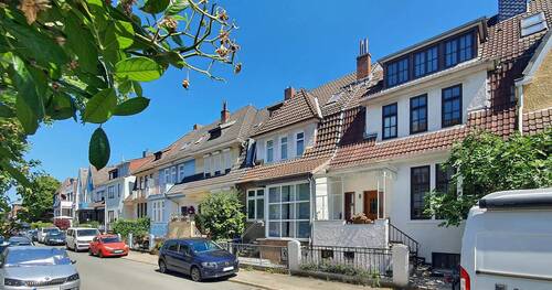 Ansprechende Häuserzeile im Bremer Weidedamm Viertel - 8 Zimmer Reihenmittelhaus zum Kaufen in Bremen