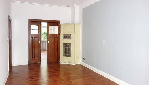 Großer Kachelofen, feine Schiebetüren. - 8 Zimmer Reihenmittelhaus in Bremen