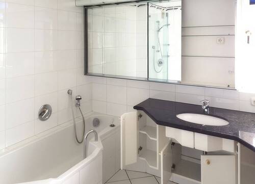 Bad mit Dusche und Wanne. - 