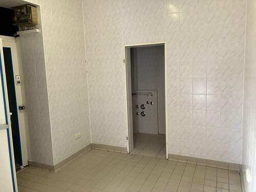 Lagerraum 1 mit Zugang Kühlzelle u. Lagerraum 2. - 