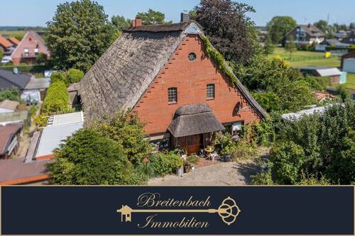 Luftbild - Lemwerder - Altenesch . Charmantes Reetdachhaus mit viel Platz & schönem Garten