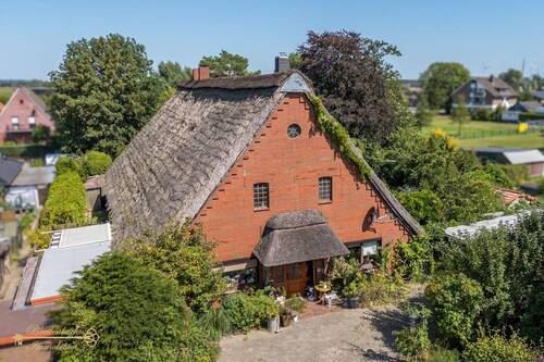 Luftbild - 8 Zimmer Mehrfamilienhaus, Wohnhaus zum Kaufen in Lemwerder