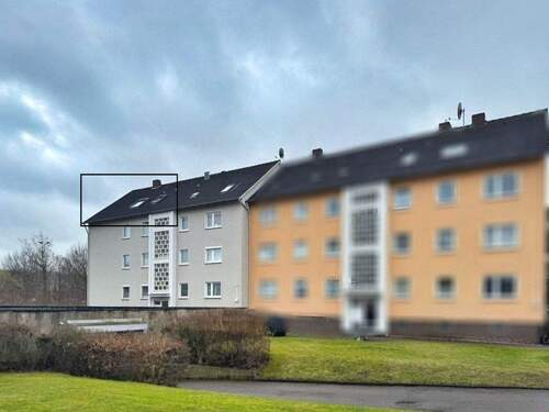 Vorderansicht - Wohnen unterm Dach: 77qm, 3 Zimmer, Klütberg-Blick