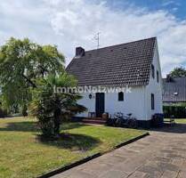 Ruhig und zentral - Familienparadies mit großem Eckgrundstück - nur 900 Meter zum Hauptbahnhof - Henstedt-Ulzburg