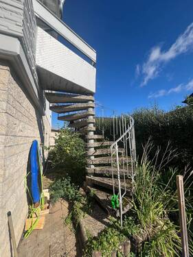 Treppe von OG in Garten - 