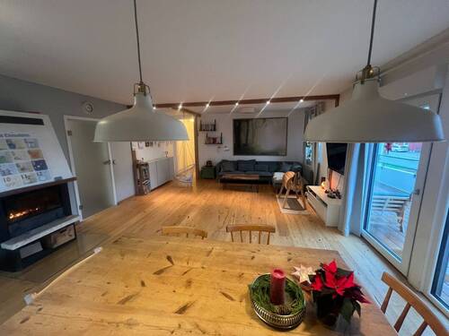 Wohn-/Esszimmer mit Holzkamin - 
