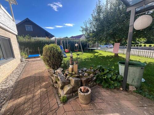 Blick von überdachte Terrasse in Garten - 