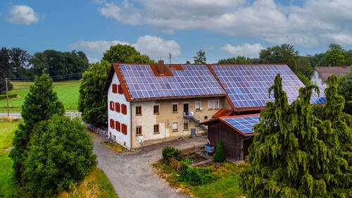 Luftaufnahme - 8 Zimmer Mehrfamilienhaus, Wohnhaus zum Kaufen in Grünkraut