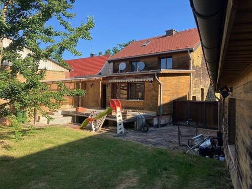 Hausrückseite mit Blick aus dem Garten - 6 Zimmer Einfamilienhaus in Ilmtal-Weinstraße