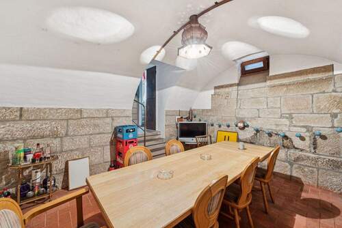 Ausgebauter Hobbyraum mit Fenster im Keller - 