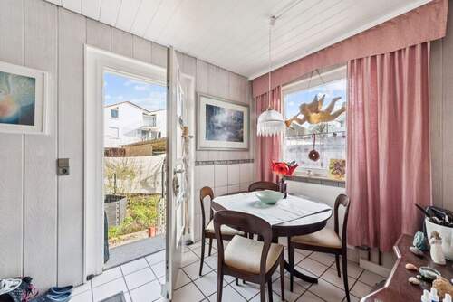 Esszimmer mit Zugang zum Hintergarten - 