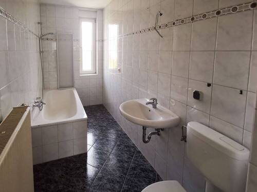 OG Bad mit Wanne und WC - 