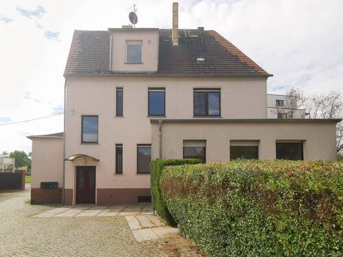 Hausansicht mit Hintereingang - 9 Zimmer Mehrfamilienhaus, Wohnhaus zum Kaufen in Delitzsch