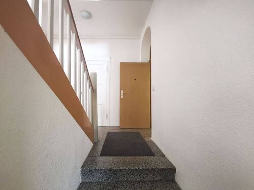 Blick ins Treppenhaus - 9 Zimmer Mehrfamilienhaus, Wohnhaus in Delitzsch