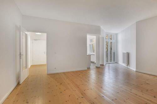 Wohnraum und Küchenbereich - Bezugsfreie, modernisierte 1-Zimmer-Wohnung mit Aufzug im Leopoldkiez