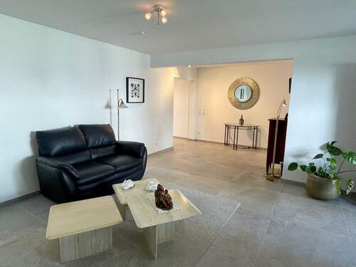 Wohnbereich - GERADLINIG: SCHICKE, SANIERTE WOHNUNG MIT EINBAUKÜCHE UND 2 STELLPLÄTZEN!