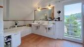 Großes Tageslichtbad mit Doppelwaschbecken, Dusche und Badewanne - 