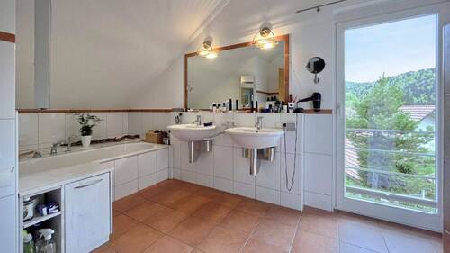 Großes Tageslichtbad mit Doppelwaschbecken, Dusche und Badewanne - 