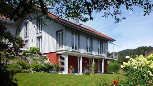 Das Haus verfügt über ein Gartengeschoss, ein Hanggeschoss und ein Dachgeschoss - 