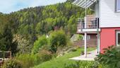Pure Idylle am Hang mit Blick ins Tal und auf die umliegenden Wälder - 