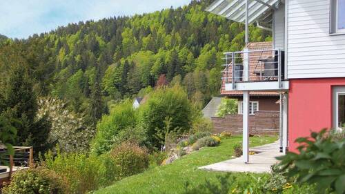 Pure Idylle am Hang mit Blick ins Tal und auf die umliegenden Wälder - 