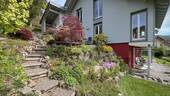 Geschmackvoll angelegte Beete mit Zugang zum Freisitz - 