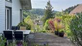 Westlich ausgerichteter Freisitz mit Blick ins Tal - 