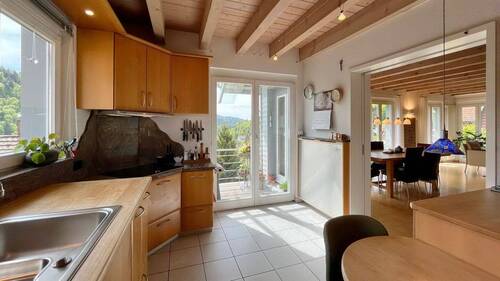 Große Einbauküche mit Zugang zum Süd-Balkon - 