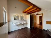 ist das Bad mit Dusche, zwei Waschbecken, - 