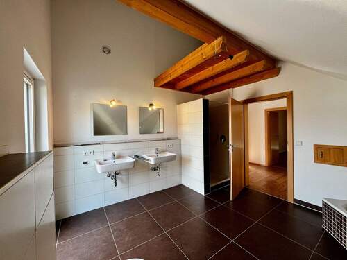 ist das Bad mit Dusche, zwei Waschbecken, - 