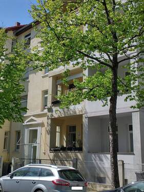 Hausansicht.jpg - Freundlich renovierte 3 Zimmer mit Balkon im Erdgeschoss
