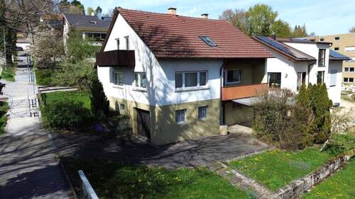 26002-RL-01 - Freistehendes Einfamilienhaus mit drei Garagen in bester Lage