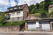 Vorderansicht mit Garagen - 