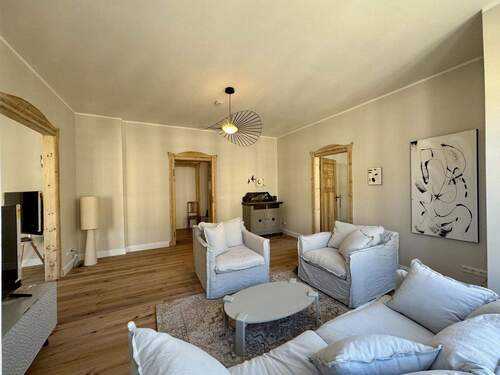 Wohnzimmer - Zeitloser Altbaucharme trifft Design - hochwertig sanierte Denkmalwohnung in der Fürther Südstadt