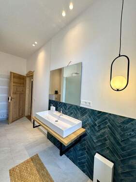 Designbad mit Fischgrätfliesen - 