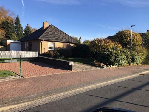 Ansicht Straße - 4 Zimmer Bungalow zur Miete in Ostrhauderfehn