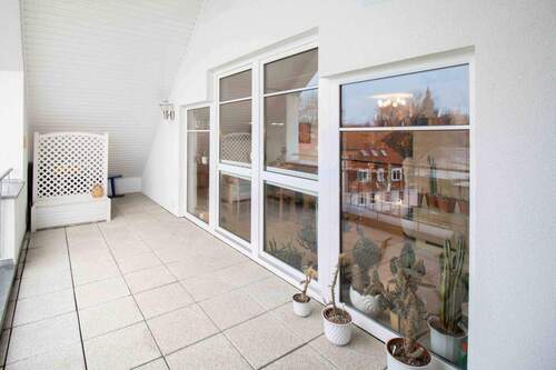 Terrasse mit Blick zur Fensterfront - 