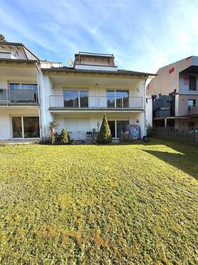 Mittlere Wohnung im 3-Parteienhaus (1. OG) - Frei ab sofort 3-Zimmerwohnung im Erdgeschoss im 3 Familienhaus mit überdachtem Balkon