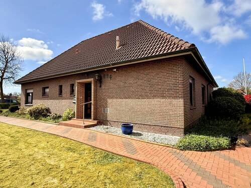 Ost-Ansicht/ Eingang - 4 Zimmer Bungalow zum Kaufen in Jever
