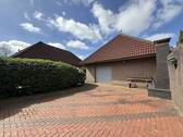 Rückwärtige Ansicht zur Garage/ Terrasse und Grillplatz - 