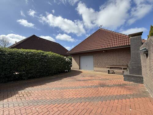 Rückwärtige Ansicht zur Garage/ Terrasse und Grillplatz - 