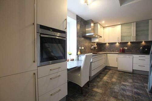 Zeitlose Küche mit Einbaugeräten - 4 Zimmer Einfamilienhaus zum Kaufen in Friedrichskoog