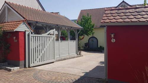 Blick Einfahrt und Carport - 