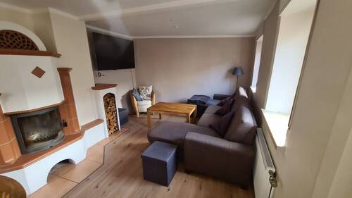 Blick Wohnzimmer mit Kachelofen EG im Haupthaus - 