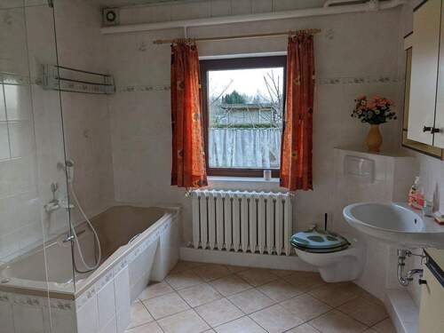 Bad mit Dusche und Badewanne - 